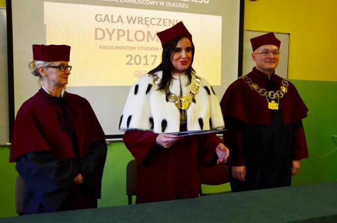 Zdjęcie nr 1 z galerii Uroczystość wręczenia dyplomów absolwentom studiów I stopnia w Wydziale Zamiejscowym WSB w Olkuszu