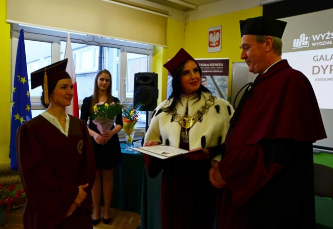 Zdjęcie nr 4 z galerii Uroczystość wręczenia dyplomów absolwentom studiów I stopnia w Wydziale Zamiejscowym WSB w Olkuszu