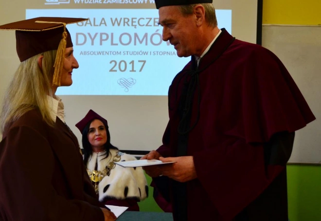 Zdjęcie nr 6 z galerii Uroczystość wręczenia dyplomów absolwentom studiów I stopnia w Wydziale Zamiejscowym WSB w Olkuszu