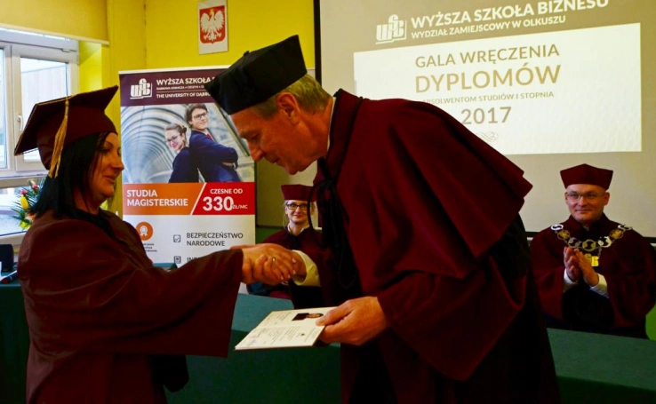 Zdjęcie nr 8 z galerii Uroczystość wręczenia dyplomów absolwentom studiów I stopnia w Wydziale Zamiejscowym WSB w Olkuszu