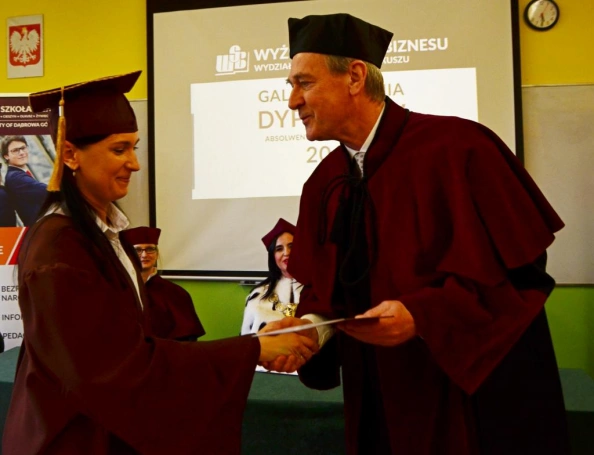 Zdjęcie nr 9 z galerii Uroczystość wręczenia dyplomów absolwentom studiów I stopnia w Wydziale Zamiejscowym WSB w Olkuszu
