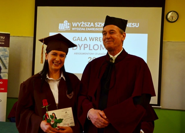 Zdjęcie nr 11 z galerii Uroczystość wręczenia dyplomów absolwentom studiów I stopnia w Wydziale Zamiejscowym WSB w Olkuszu
