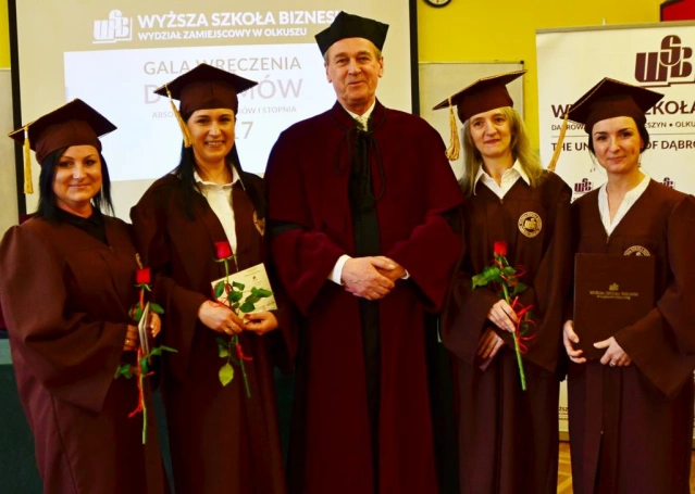 Zdjęcie nr 12 z galerii Uroczystość wręczenia dyplomów absolwentom studiów I stopnia w Wydziale Zamiejscowym WSB w Olkuszu