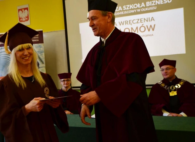 Zdjęcie nr 5 z galerii Uroczystość wręczenia dyplomów absolwentom studiów I stopnia w Wydziale Zamiejscowym WSB w Olkuszu