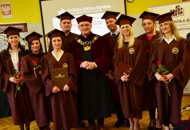 Zdjęcie nr 17 z galerii Uroczystość wręczenia dyplomów absolwentom studiów I stopnia w Wydziale Zamiejscowym WSB w Olkuszu