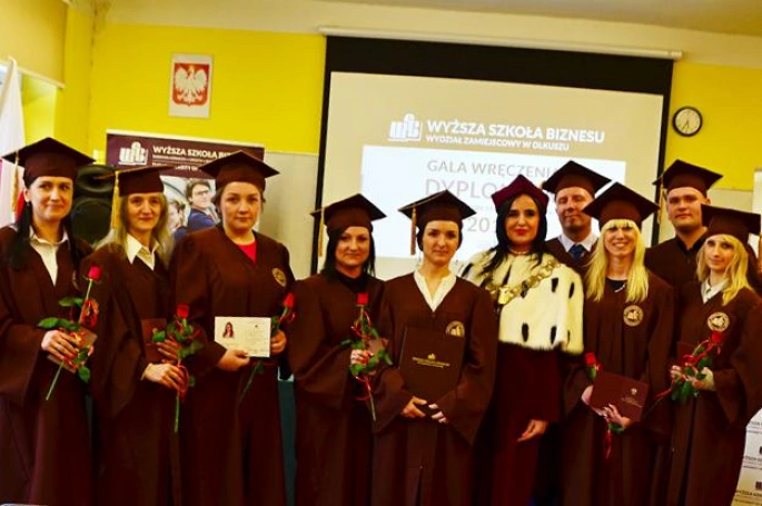 Zdjęcie nr 19 z galerii Uroczystość wręczenia dyplomów absolwentom studiów I stopnia w Wydziale Zamiejscowym WSB w Olkuszu