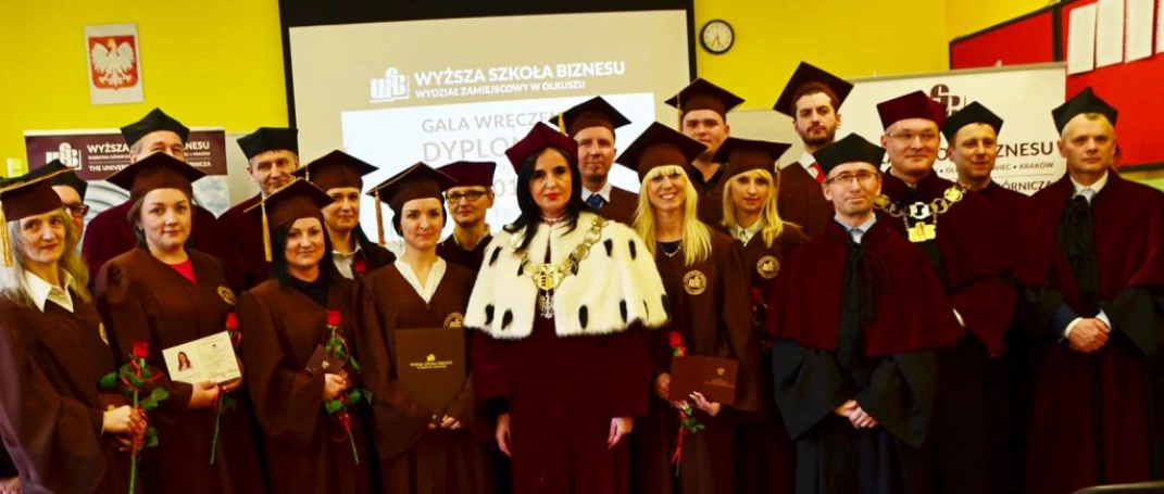 Zdjęcie nr 20 z galerii Uroczystość wręczenia dyplomów absolwentom studiów I stopnia w Wydziale Zamiejscowym WSB w Olkuszu