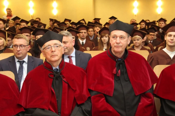Zdjęcie nr 12 z galerii Gala wręczenia dyplomów absolwentom studiów I i II stopnia - 07.04.2017