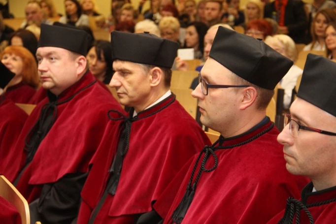 Zdjęcie nr 16 z galerii Gala wręczenia dyplomów absolwentom studiów I i II stopnia - 07.04.2017