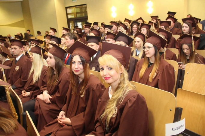 Zdjęcie nr 20 z galerii Gala wręczenia dyplomów absolwentom studiów I i II stopnia - 07.04.2017