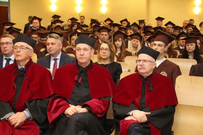 Zdjęcie nr 23 z galerii Gala wręczenia dyplomów absolwentom studiów I i II stopnia - 07.04.2017