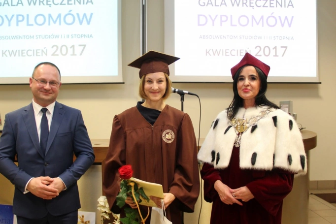Zdjęcie nr 36 z galerii Gala wręczenia dyplomów absolwentom studiów I i II stopnia - 07.04.2017