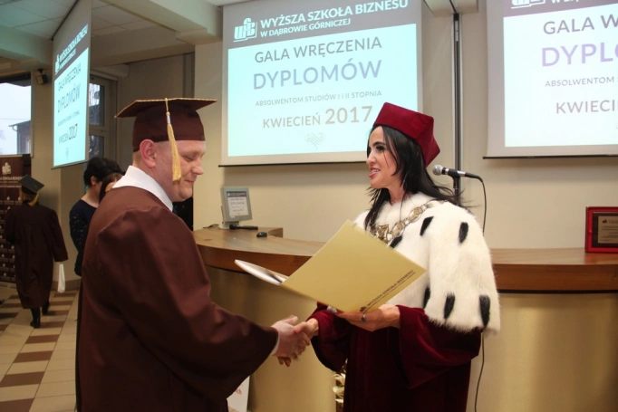 Zdjęcie nr 51 z galerii Gala wręczenia dyplomów absolwentom studiów I i II stopnia - 07.04.2017