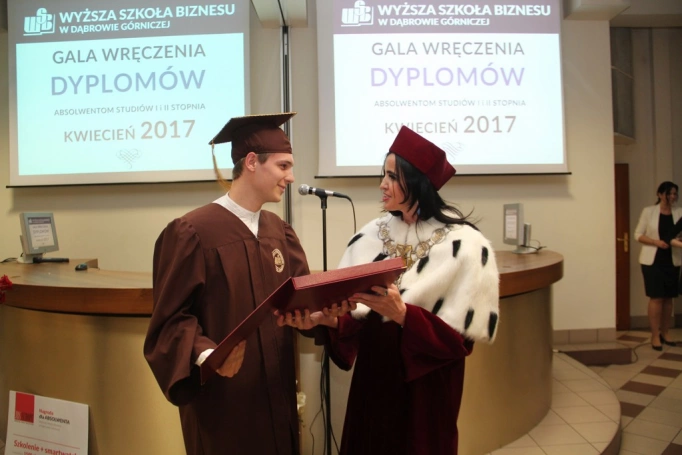 Zdjęcie nr 55 z galerii Gala wręczenia dyplomów absolwentom studiów I i II stopnia - 07.04.2017