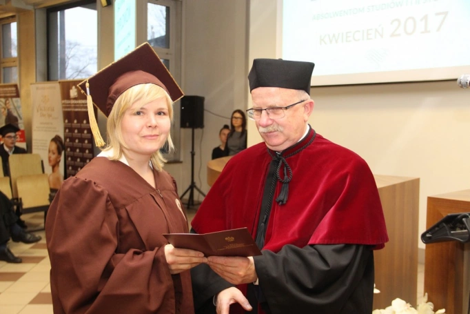 Zdjęcie nr 59 z galerii Gala wręczenia dyplomów absolwentom studiów I i II stopnia - 07.04.2017