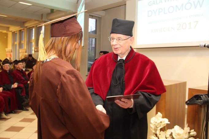 Zdjęcie nr 60 z galerii Gala wręczenia dyplomów absolwentom studiów I i II stopnia - 07.04.2017