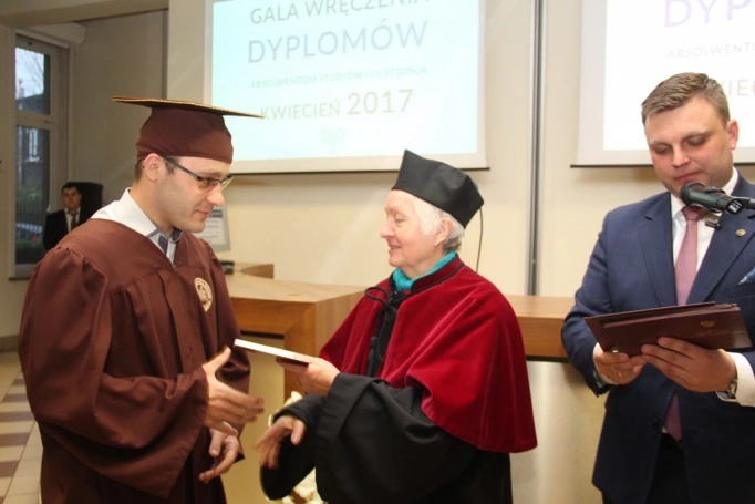 Zdjęcie nr 62 z galerii Gala wręczenia dyplomów absolwentom studiów I i II stopnia - 07.04.2017
