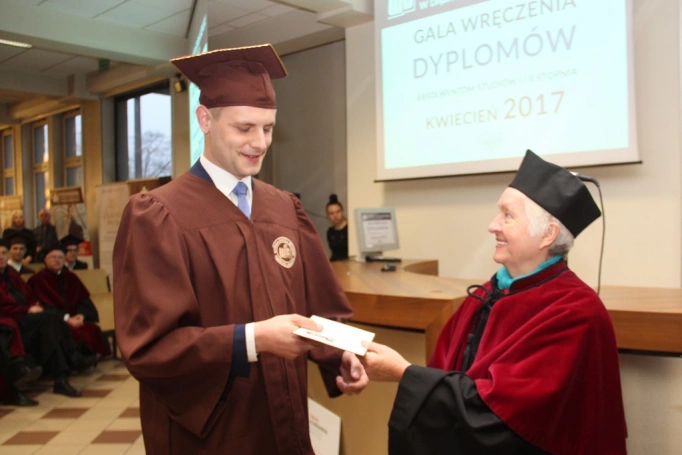 Zdjęcie nr 64 z galerii Gala wręczenia dyplomów absolwentom studiów I i II stopnia - 07.04.2017