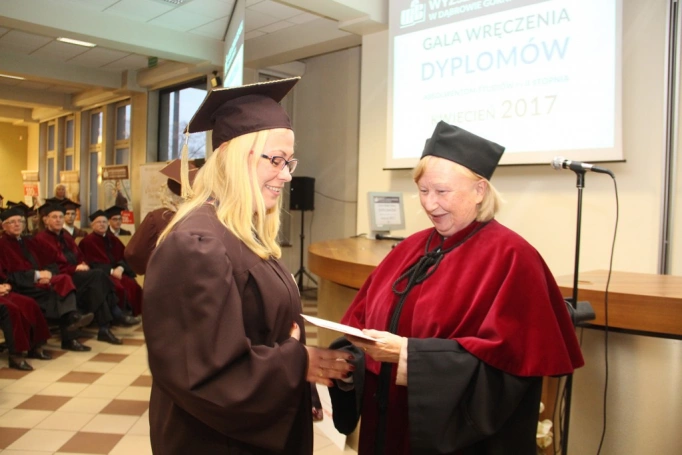 Zdjęcie nr 75 z galerii Gala wręczenia dyplomów absolwentom studiów I i II stopnia - 07.04.2017