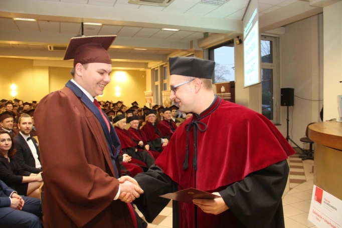 Zdjęcie nr 82 z galerii Gala wręczenia dyplomów absolwentom studiów I i II stopnia - 07.04.2017