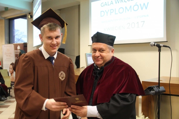 Zdjęcie nr 95 z galerii Gala wręczenia dyplomów absolwentom studiów I i II stopnia - 07.04.2017