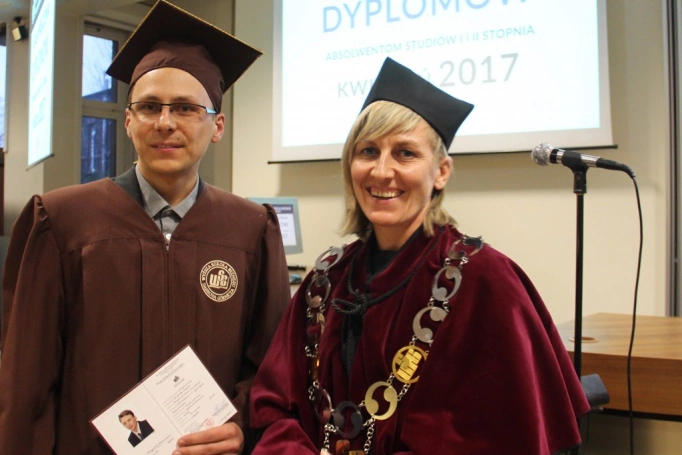Zdjęcie nr 110 z galerii Gala wręczenia dyplomów absolwentom studiów I i II stopnia - 07.04.2017