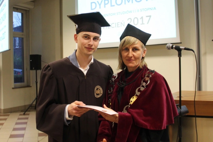 Zdjęcie nr 117 z galerii Gala wręczenia dyplomów absolwentom studiów I i II stopnia - 07.04.2017