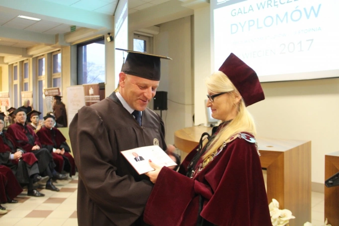Zdjęcie nr 119 z galerii Gala wręczenia dyplomów absolwentom studiów I i II stopnia - 07.04.2017