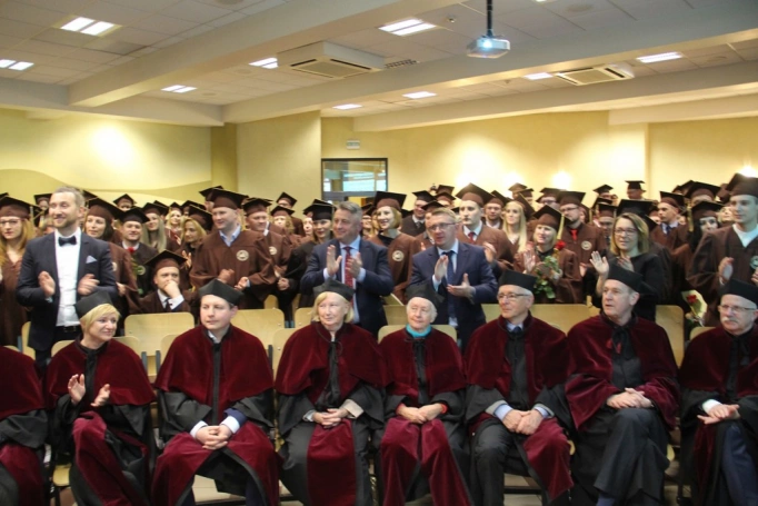 Zdjęcie nr 122 z galerii Gala wręczenia dyplomów absolwentom studiów I i II stopnia - 07.04.2017