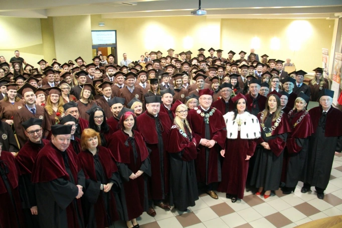 Zdjęcie nr 126 z galerii Gala wręczenia dyplomów absolwentom studiów I i II stopnia - 07.04.2017