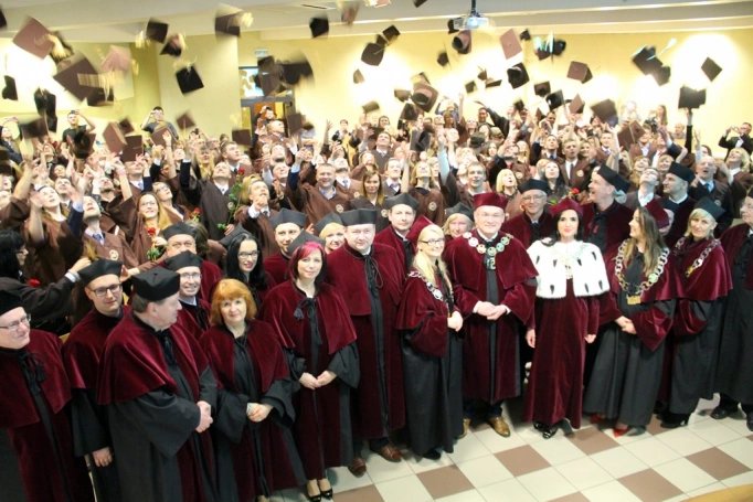 Zdjęcie nr 127 z galerii Gala wręczenia dyplomów absolwentom studiów I i II stopnia - 07.04.2017
