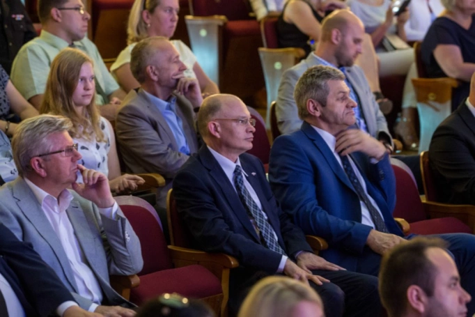 Zdjęcie nr 2 z galerii Maja i Andrzej Sikorowscy na gali zakończenia studiów podyplomowych 