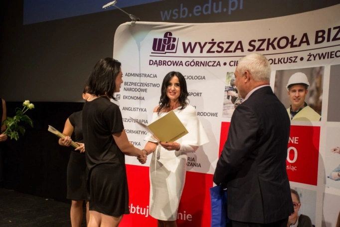 Zdjęcie nr 20 z galerii Maja i Andrzej Sikorowscy na gali zakończenia studiów podyplomowych 