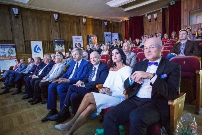 Zdjęcie nr 57 z galerii Maja i Andrzej Sikorowscy na gali zakończenia studiów podyplomowych 
