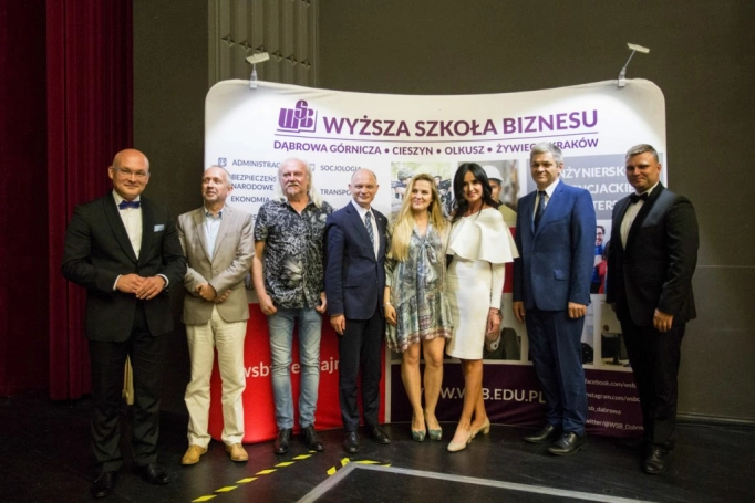 Zdjęcie nr 62 z galerii Maja i Andrzej Sikorowscy na gali zakończenia studiów podyplomowych 