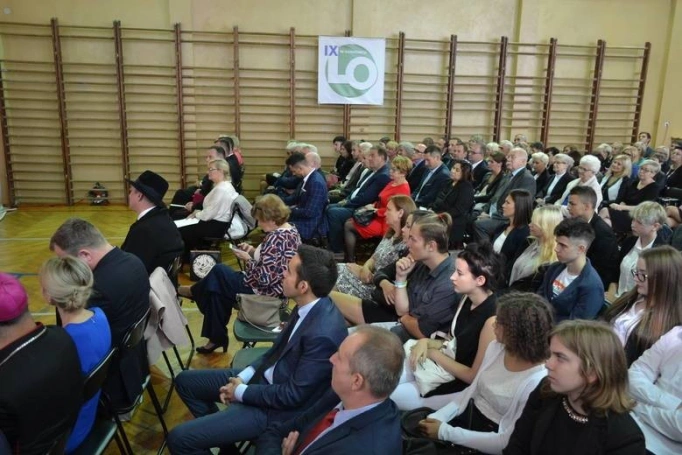 Zdjęcie nr 3 z galerii WSB uczestnikiem miejskiej Inauguracji roku szkolnego w nowym IX LO w Sosnowcu