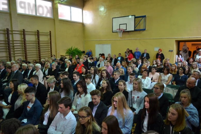 Zdjęcie nr 5 z galerii WSB uczestnikiem miejskiej Inauguracji roku szkolnego w nowym IX LO w Sosnowcu