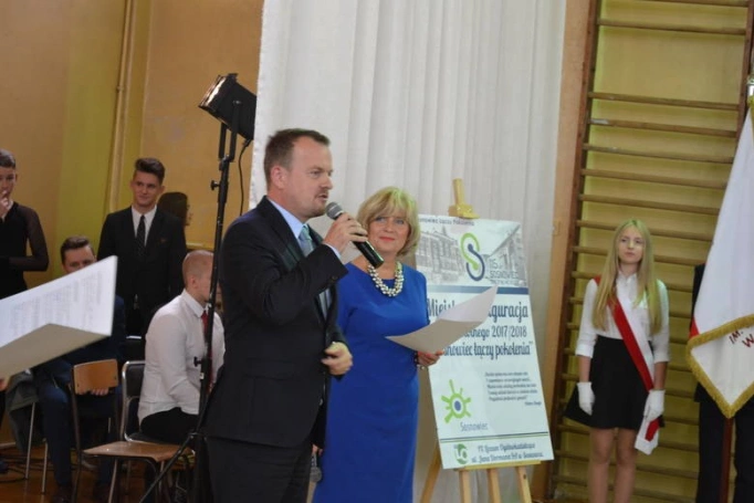 Zdjęcie nr 4 z galerii WSB uczestnikiem miejskiej Inauguracji roku szkolnego w nowym IX LO w Sosnowcu