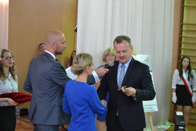 Zdjęcie nr 2 z galerii WSB uczestnikiem miejskiej Inauguracji roku szkolnego w nowym IX LO w Sosnowcu