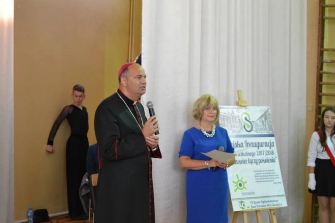Zdjęcie nr 6 z galerii WSB uczestnikiem miejskiej Inauguracji roku szkolnego w nowym IX LO w Sosnowcu
