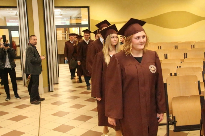 Zdjęcie nr 8 z galerii Absolwenci studiów inżynierskich oraz licencjackich odebrali dyplomy