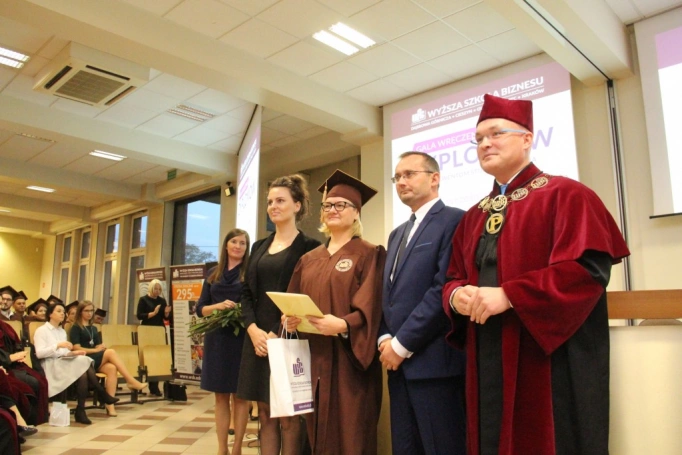 Zdjęcie nr 19 z galerii Absolwenci studiów inżynierskich oraz licencjackich odebrali dyplomy