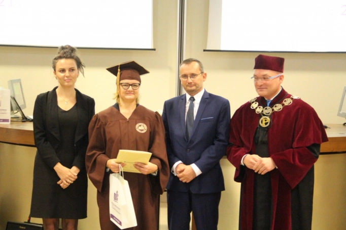 Zdjęcie nr 20 z galerii Absolwenci studiów inżynierskich oraz licencjackich odebrali dyplomy