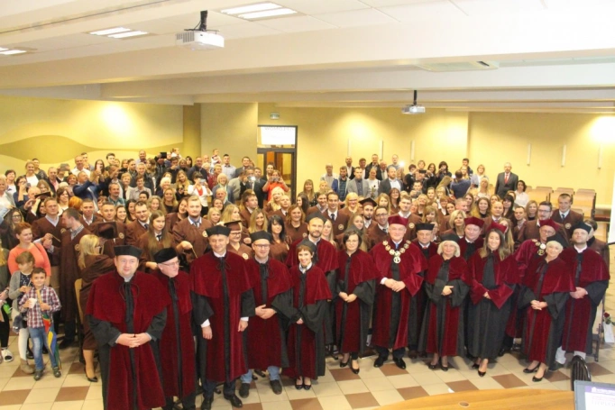 Zdjęcie nr 88 z galerii Absolwenci studiów inżynierskich oraz licencjackich odebrali dyplomy