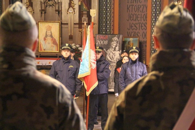Zdjęcie nr 15 z galerii Dzień Podchorążego - przemarsz z pochodniami, wystawa i pokaz sprzętu wojskowego