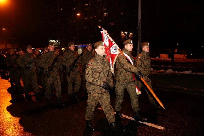 Zdjęcie nr 24 z galerii Dzień Podchorążego - przemarsz z pochodniami, wystawa i pokaz sprzętu wojskowego