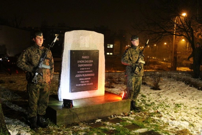 Zdjęcie nr 28 z galerii Dzień Podchorążego - przemarsz z pochodniami, wystawa i pokaz sprzętu wojskowego