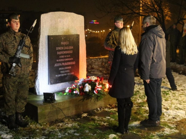 Zdjęcie nr 33 z galerii Dzień Podchorążego - przemarsz z pochodniami, wystawa i pokaz sprzętu wojskowego