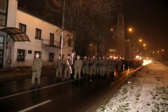 Zdjęcie nr 25 z galerii Dzień Podchorążego - przemarsz z pochodniami, wystawa i pokaz sprzętu wojskowego