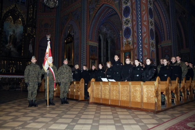 Zdjęcie nr 9 z galerii Dzień Podchorążego - przemarsz z pochodniami, wystawa i pokaz sprzętu wojskowego